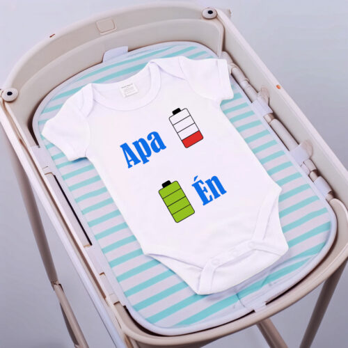 „Apa–Én” töltöttség mintás rövid ujjú babaruha